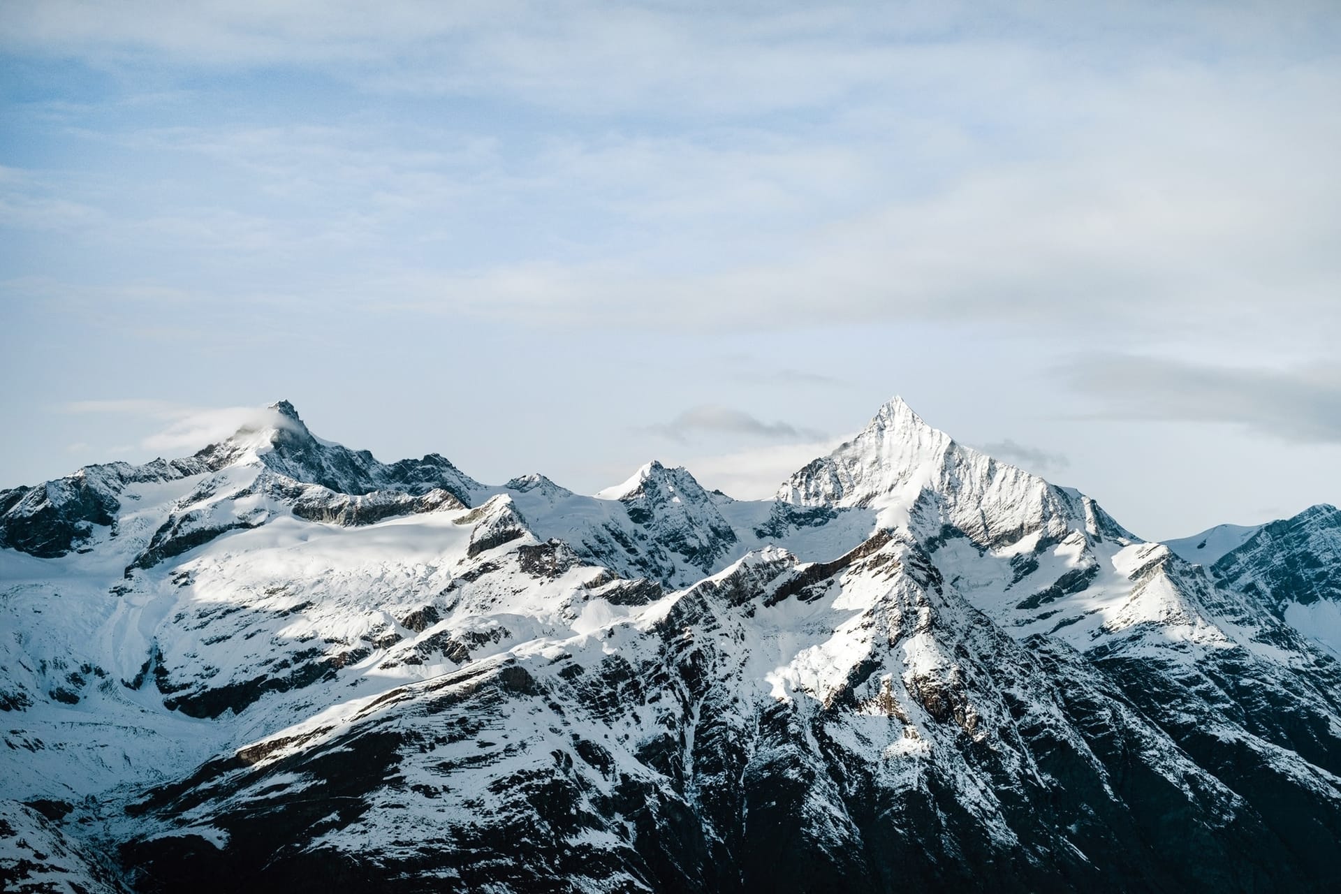 Rocky Mountain Grat mit schneebedeckten Gipfeln